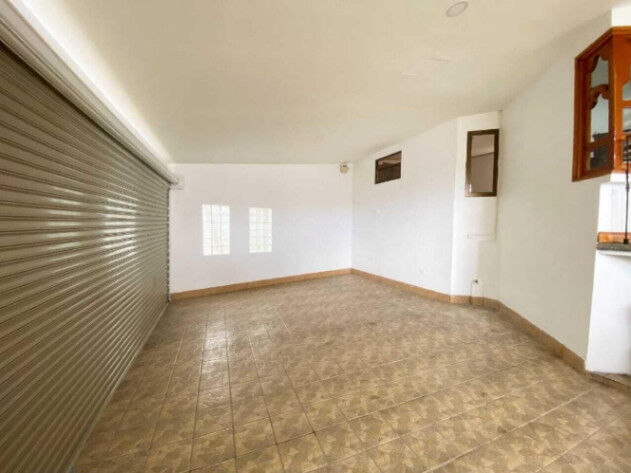 Descubra esta amplia y versátil casa de múltiples niveles OFC/AD in Curridabat, San José — $3,000