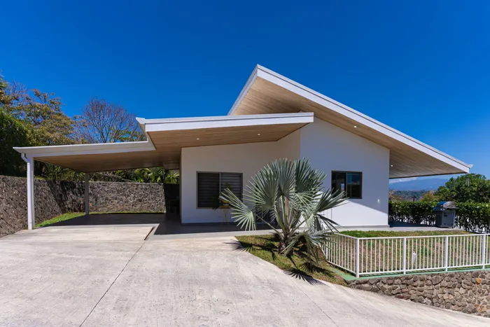 Modern Single-Level Home In Atenas Costa Rica | Gated Community en Concepción, Atenas, Alajuela — $220,000