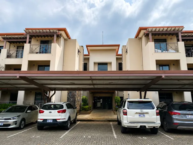 Apartamento con 3 habitaciones con aire acondicionado y 2 parqueos en Brasil, Santa Ana, San José — $190,000