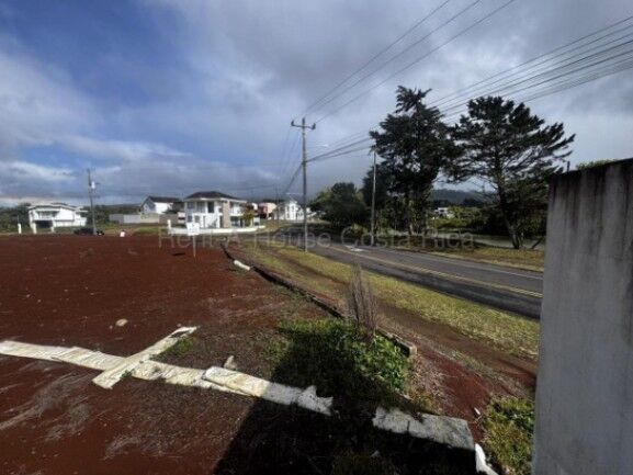 Hermoso Lote en venta frente al lago-Paraiso,Cartago  en Paraíso, Cartago — ₡ 97 000 000
