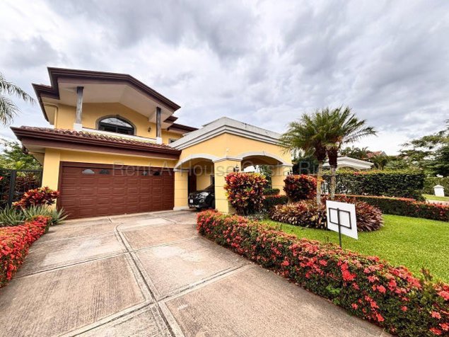 Venta de Hermosa Casa en Santa Ana / Mls. 26-1673 OFC JB in Pozos, Santa Ana, San José — $850,000