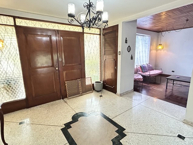 Los Yoses venta lote mixto con casa o crear proyecto 5 pisos. en San Pedro, Montes De Oca, San José — $380,000