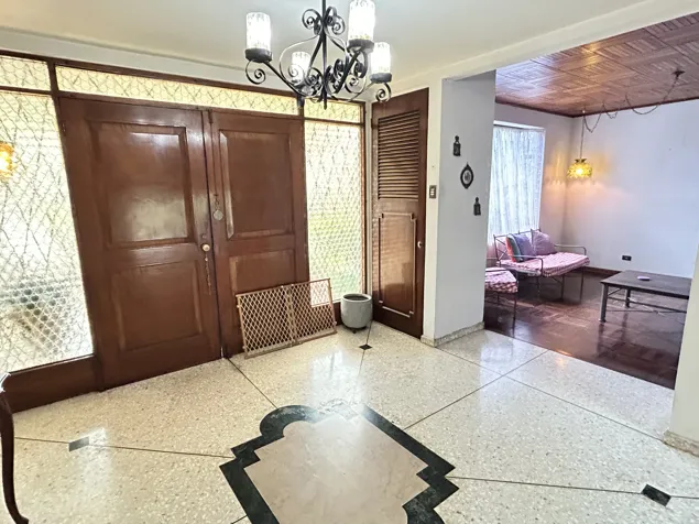 Los Yoses venta lote mixto con casa o crear proyecto 5 pisos. en San Pedro, Montes De Oca, San José — $380,000