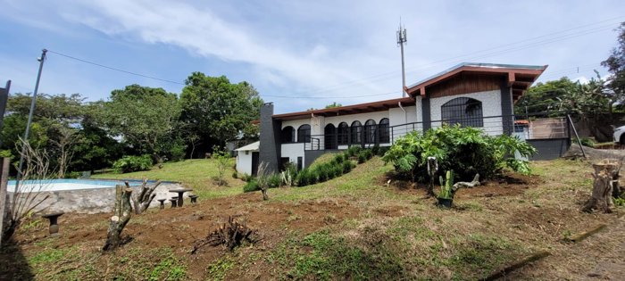 La mas bella de Sarchi, Alajuela. in Grecia, Alajuela — $315,000 - Photo 3 of 28