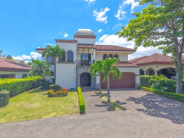 🏡 Elegancia y amplitud en Santa Ana in Santa Ana, San José — $649,000 - Photo 3 of 62