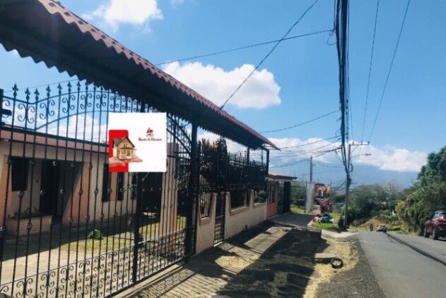  Venta Casa Grande en Santa Barbara Heredia en Santa Bárbara, Heredia — $196,500