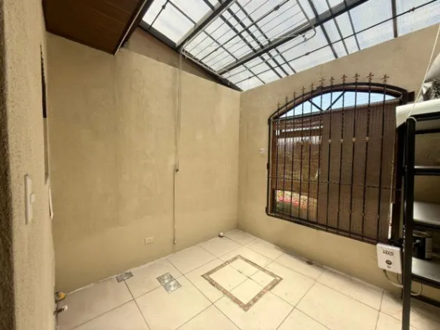 Venta de hermosa casa en Heredia, Mercedes Norte en Mercedes, Heredia — $165,000