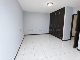 Venta de casa independiente de un nivel con amplios jardines en Pozos #27-758 GS en Pozos, Santa Ana, San José — $260,000 - Foto 3 de 11