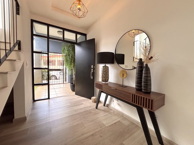 Alquiler de casa amueblada – Residencial Loma Verde en Curridabat, San José — $2,800 - Foto 2 de 22