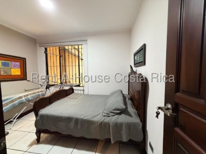 Casa amplia de múltiples niveles con 5 habitaciones y gran potencial 26-1440 GS in Anselmo Llorente, Tibás, San José — $235,000
