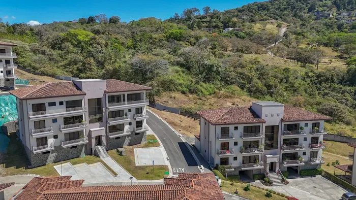 Penthouse de 4 Habitaciones en Condominio Vista Al Valle en Santa Ana, San José — $675,000