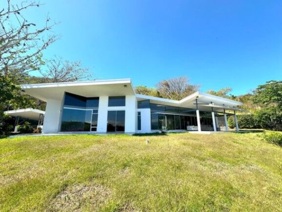 Se vende lujosa casa con piscina y amplio lote en Rio Oro 26-579 en Piedades, Santa Ana, San José — $575,000
