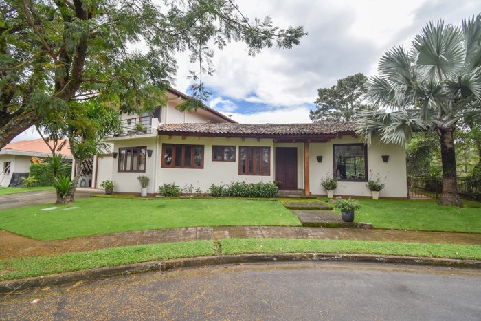 Casa de 4 Habitaciones en Valle del Sol in Pozos, Santa Ana, San José — $1,400,000