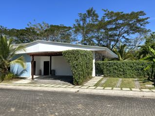 Hermosa casa de playa en condominio en Punta Leona en Jacó, Garabito, Puntarenas — $500,000 - Foto 4 de 43