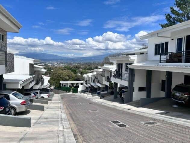 Se vende casa en Santa Ana San José 25-1400 en Santa Ana, San José — ₡ 270 000