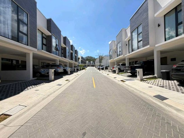 ESTRENE CASA EN SANTA ANA URBANO. en Santa Ana, San José — $2,400 - Foto 2 de 27