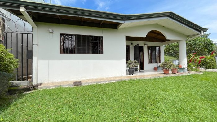 Lote esquinero de 352 m² en Escazú, ideal para remodelar o construir in San Rafael, Escazú, San José — ₡ 105 000 000 - Photo 3 of 32