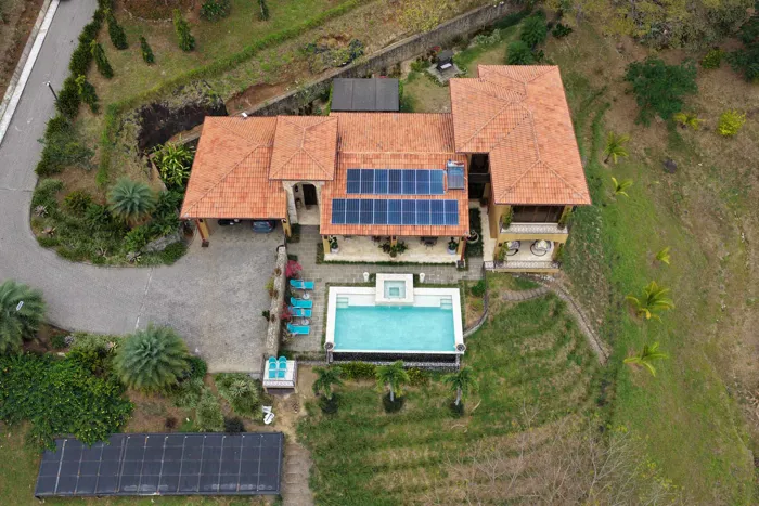 Propiedad de lujo estilo toscano con piscina infinita y vista - Atenas en Atenas, Alajuela — $1,750,000 - Foto 3 de 59