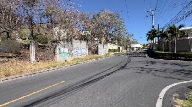 VENTA DE LOTE. USODE DE SUELO RESIDENCIAL Y PERMISO DE AGUA Y LUZ EN ESCAZÚ in San Rafael, Escazú, San José — $240,000