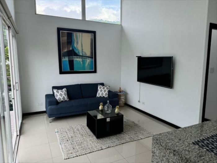 Hermoso apartamento rodeado de zonas verdes en Santa Ana, San José — $150,000