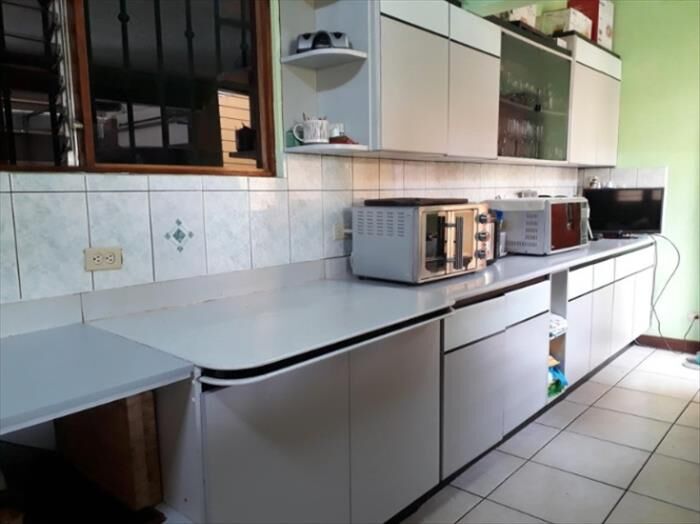 Una residencia espaciosa y luminosa para disfrutar en familia en San Vicente, Moravia, San José — $300,000