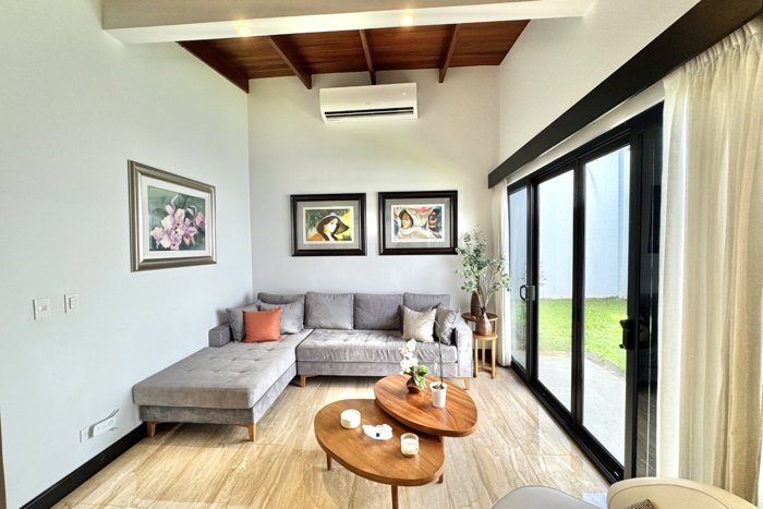 Venta de casa remodelada de un piso en Escazú in San Rafael, Escazú, San José — $425,000 - Photo 3 of 32