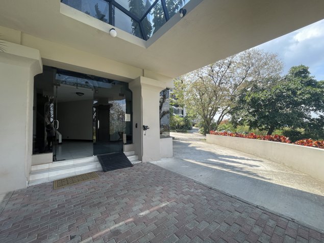 Venta de Apartamento en Condominio en Escazú Bien Adjudicado in San Rafael, Escazú, San José — $328,007 - Photo 3 of 25