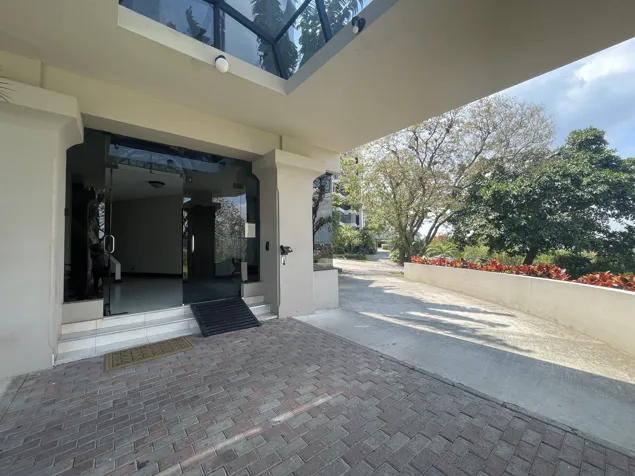 Venta de Apartamento en Condominio en Escazú Bien Adjudicado in San Rafael, Escazú, San José — $328,007 - Photo 3 of 25