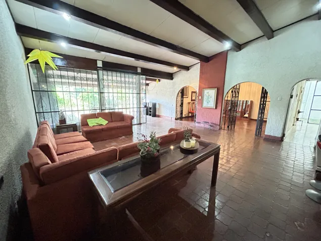 Los Yoses venta lote mixto con casa o crear proyecto 5 pisos. en San Pedro, Montes De Oca, San José — $380,000 - Foto 2 de 10