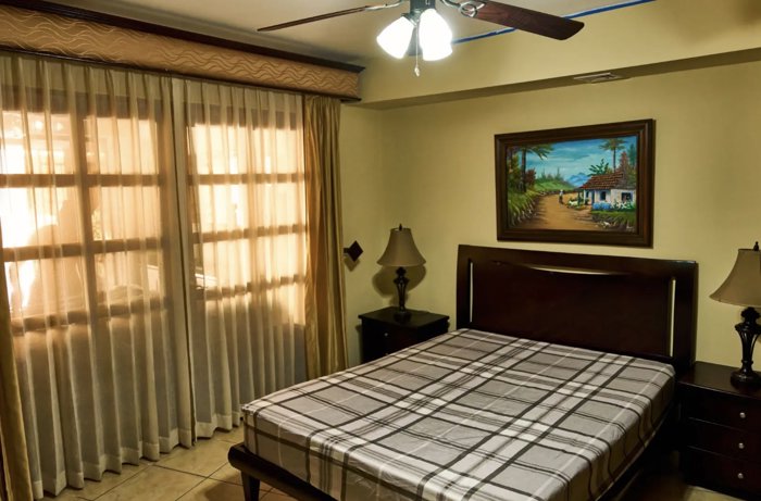 Exclusiva casa de lujo con piscina climatizada con energía solar en Garita, Alajuela — $450,000 - Foto 2 de 12