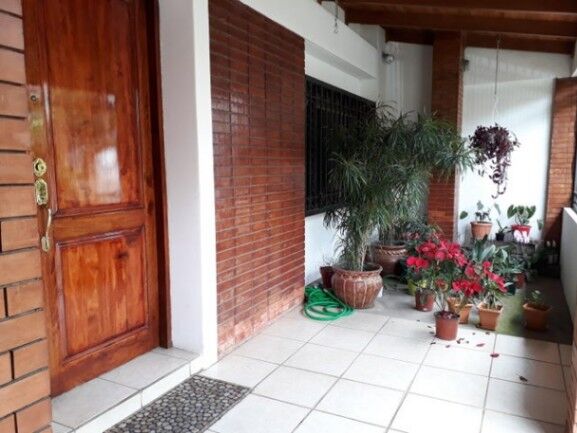 Se vende espaciosa casa con amplio patio en San Vicente de Moravia 23-1503 en San Vicente, Moravia, San José — $300,000