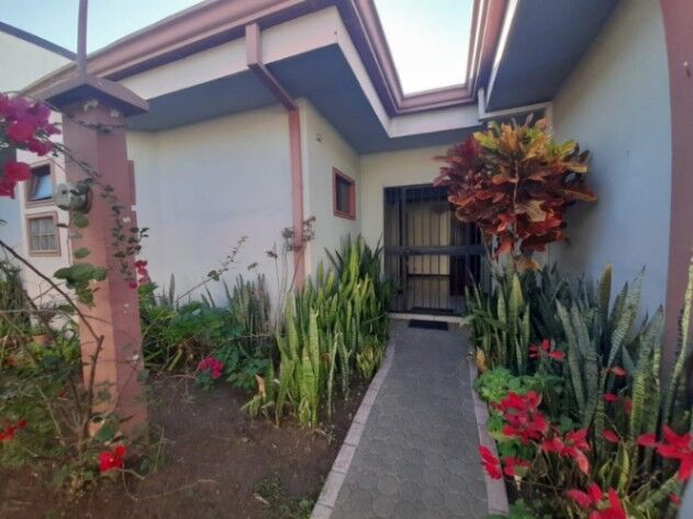 CASA EN VENTA EN POZOS SANTA ANA in Pozos, Santa Ana, San José — ₡ 124 000 000