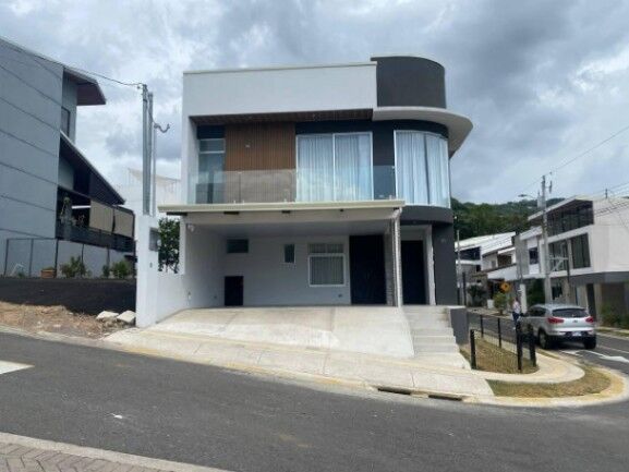 Se vende moderna casa con patio en Brasil Santa Ana 25-215 in Brasil, Santa Ana, San José — $271,000