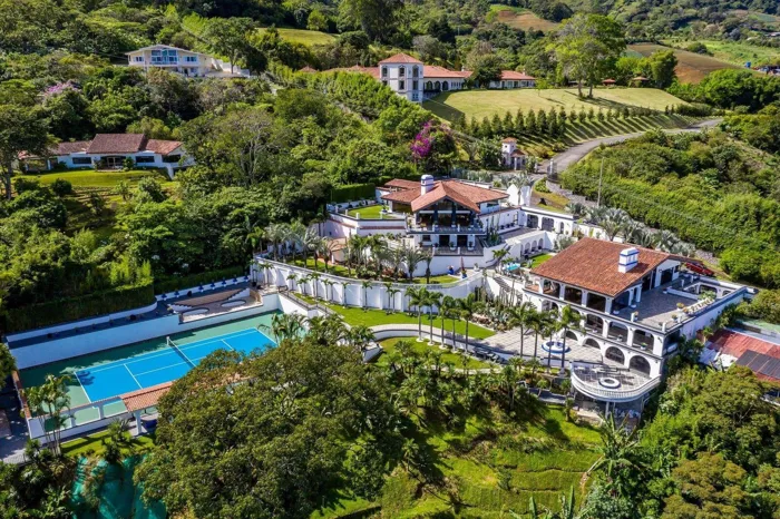 Venta de espectacular mansión con dos residencias en las montañas de Escazú #26-711 GS en San Antonio, Escazú, San José — $1,495,000