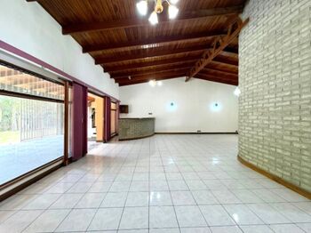 Casa en venta en Escazú de un Nivel con Uso Mixto y Gran Lote de 1.103 m² – Oportunidad Única in San Rafael, Escazú, San José — $443,000 - Photo 4 of 19