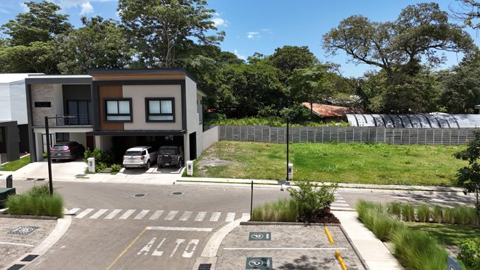 SE VENDE LOTE EN CONDOMINIO, SANTAN ANA URBANO, SAN JOSE in Santa Ana, San José — $110,000 - Photo 2 of 6