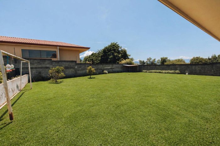 Venta de Casa con amplio terreno en San Isidro, Heredia en San José, San Isidro, Heredia — $480,000 - Foto 2 de 17