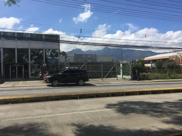 LOCAL SABANA SUR FRENTE A LA SABANA en Santa Ana, San José — $2,500 - Foto 3 de 10