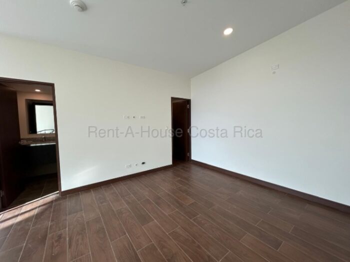 Penthouse en venta en Torres de Heredia con amenidades y alta rentabilidad #26-1805 GS en Ulloa, Heredia — $155,810