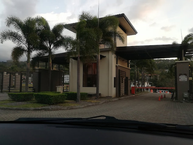 Se alquila casa en condominio Parques del Sol Santa Ana en Brasil, Santa Ana, San José — $1,600 - Foto 2 de 36