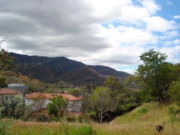 Se vende amplio lote de 6,700m2 en Santa Ana 25-829 en Santa Ana, San José — $585,000