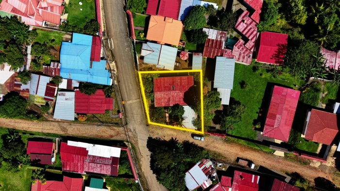VENTA DE CASA DE 4 HABITACIONES CON ARBOLES FRUTALES EN EL HOYON, PEREZ ZELEDON en San Isidro De El General, Pérez Zeledón, San José — ₡ 47 000 000 - Foto 1 de 23