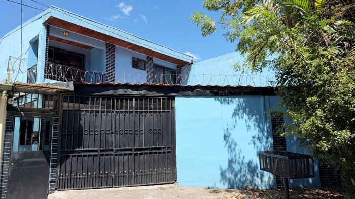 Venta casa con excelente ubicación de 2 niveles, Desamparados. (FE) in Desamparados, San José — ₡ 95 000 000