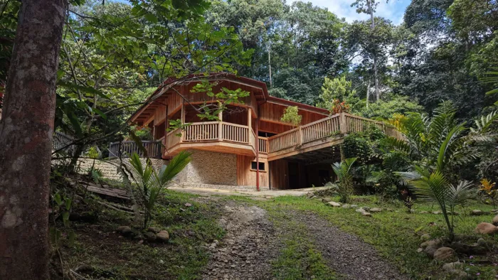 SE VENDE CASA EN SANTUARIO NATURAL CON RESERVA PRIVADA Y CASA DE HUESPEDES EN PEREZ ZELEDON en San Isidro De El General, Pérez Zeledón, San José — $650,000