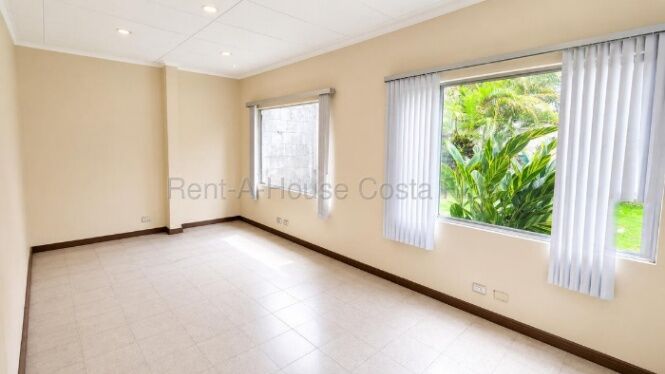 Venta de Lote + Bodega y Oficinas en Zapote-San José. RAH 27-134 en Zapote, San José — $1,200,000