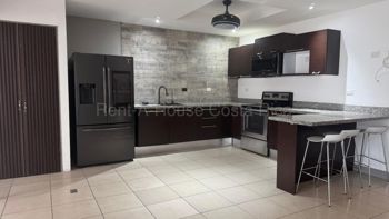 Casa Moderna de 3 Niveles en Alquiler en San Rafael, Escazú | 4 Habitaciones + Excelentes Amenidades en San Rafael, Escazú, San José — $2,600 - Foto 4 de 18