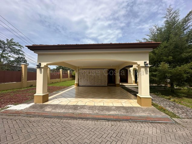 27-566 / Venta de hermosa y amplia casa ubicada en Mora Colon en Colón, Mora, San José — $550,000 - Foto 3 de 16