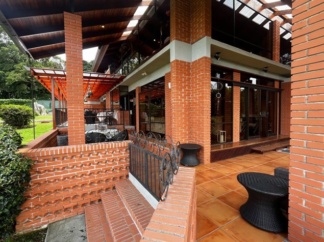 Venta de propiedad con 2 casas en San Rafael de Heredia Tirol in San Rafael, Heredia — $975,000 - Photo 3 of 32