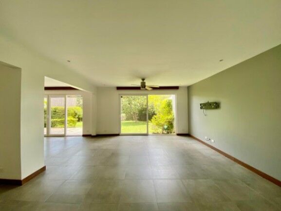 Se alquila moderna casa en condominio de San Rafael Escazú 26-128 en San Rafael, Escazú, San José — $3,500