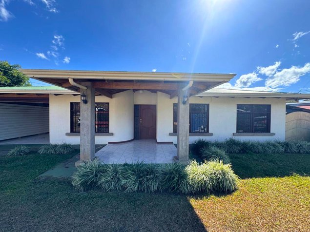 Casa + apartamento en venta | 1.334 m² de terreno | Palmares in La Granja, Palmares, Alajuela — ₡ 180 000 000